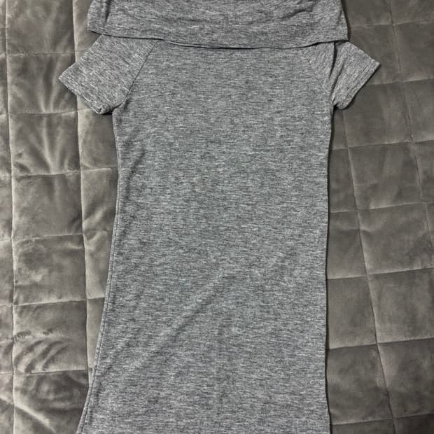 아워캐비넷 회색 오프숄더티