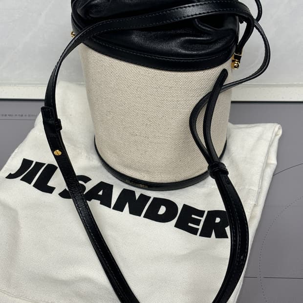 질샌더 미니 타오스 버킷백