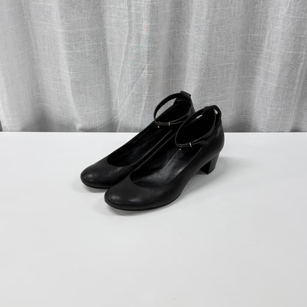 Zucca ankle strap pumps