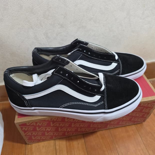 새상품)반스 올드스쿨 블랙 / 화이트 스니커즈 275