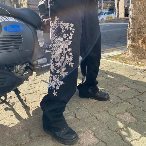 이레즈미 자수 블랙 데님 팬츠