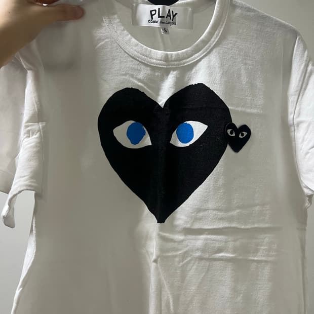 꼼데가르송 블랙하트 블루아이 반팔