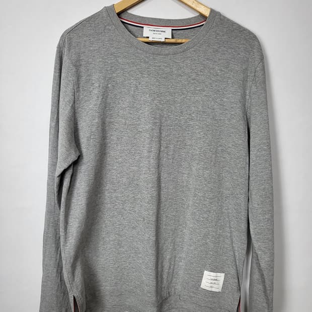 톰브라운 그레이 사이드 슬릿 롱스리브 티셔츠 (3)