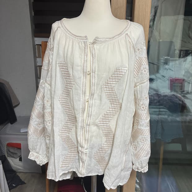 아이보리 자수 셔츠