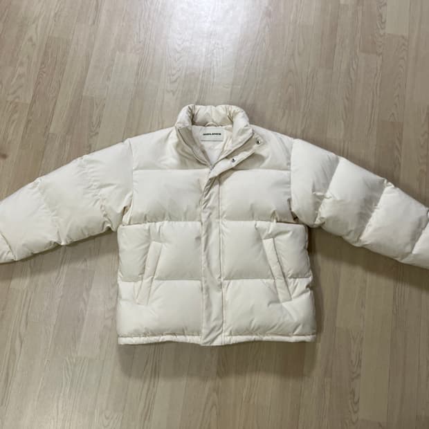 인사일런스 에센셜 다운 재킷 크림색패딩