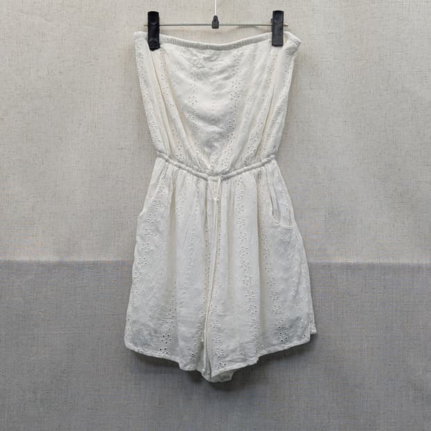 Hollister 화이트 펀칭 튜브탑 점프수트