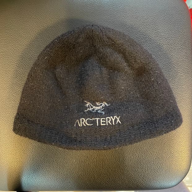 아크테릭스 블랙 숏 비니