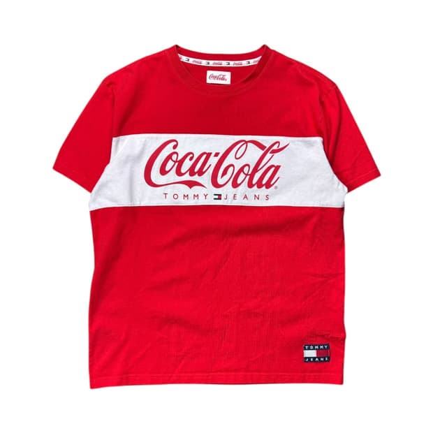 L) 코카콜라 × 타미진스 레드 패널 프린트 반팔티 T-100