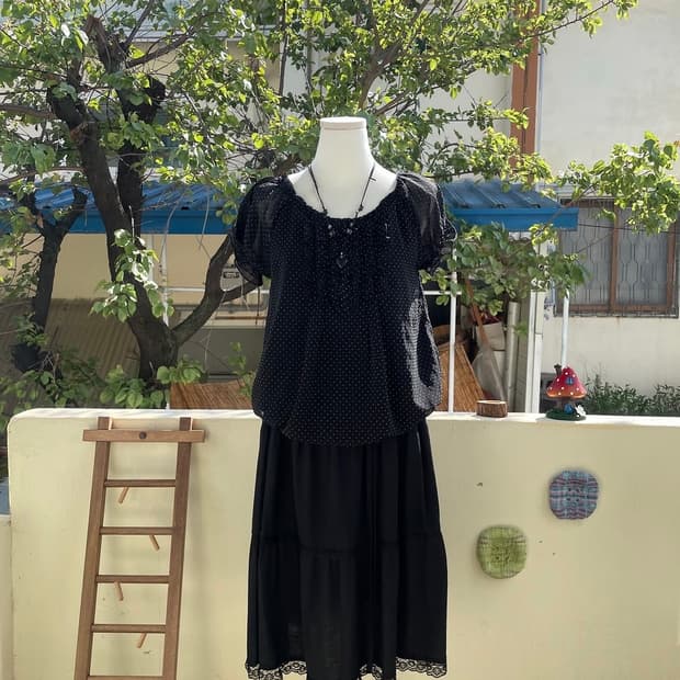 블랙 도트 프릴 블라우스