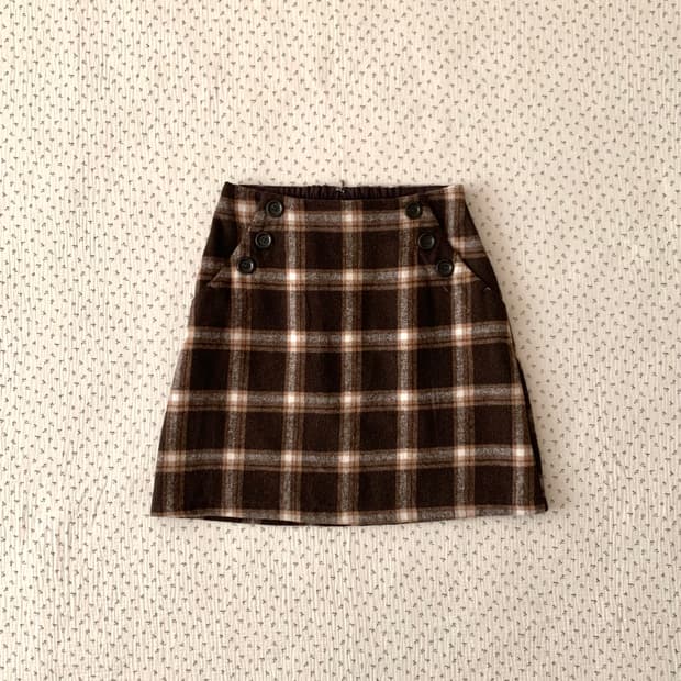 ingni 사선 버튼 체크 스커트