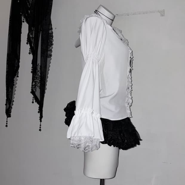 새상품) 고스로리 공겜여주 레이스 프릴 블라우스