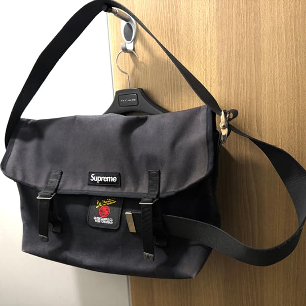슈프림 x 드마티니 [정품] (시세 70만) 메신저백 자수 로고