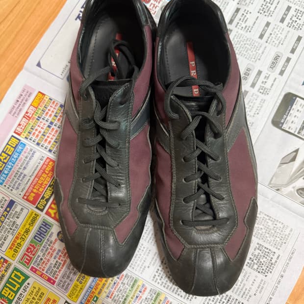 프라다 스포츠 플랫 스니커즈 버건디