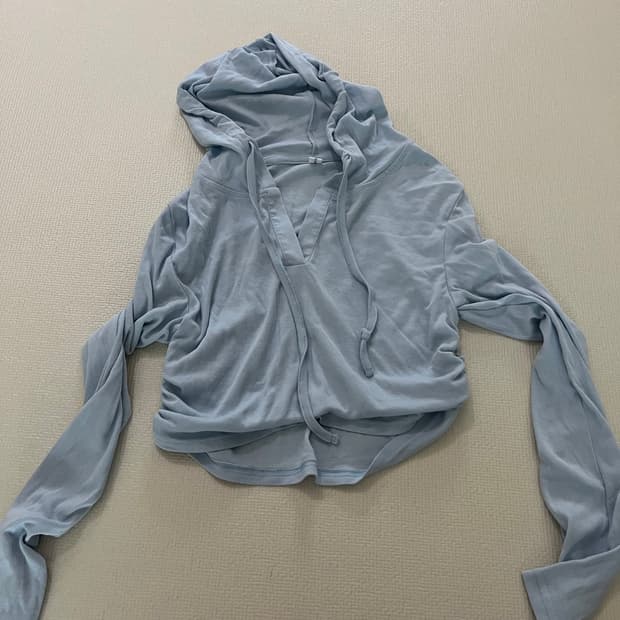 스카이블루 후드 크롭티 셔링