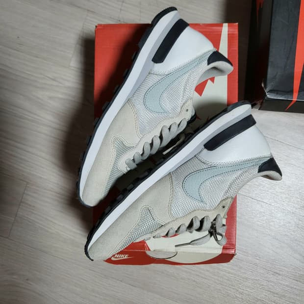 나이키 인터내셔널리스트(230)