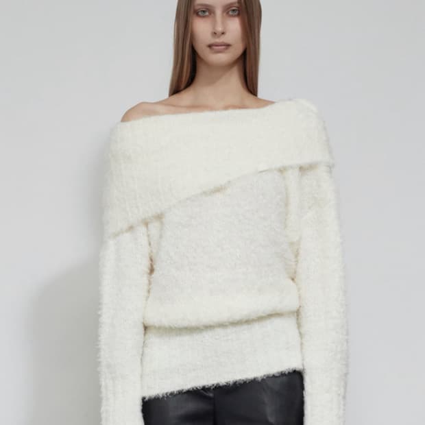 보헤미안서울 오프숄더 부클 니트 아이보리