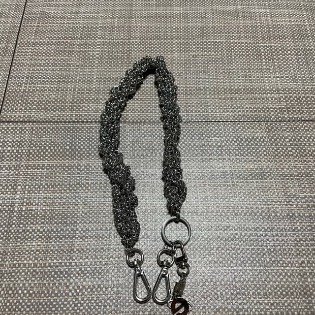 언더마이카 리키에너스 멀티플 탱글스 더블 로고 체인 다운 블루