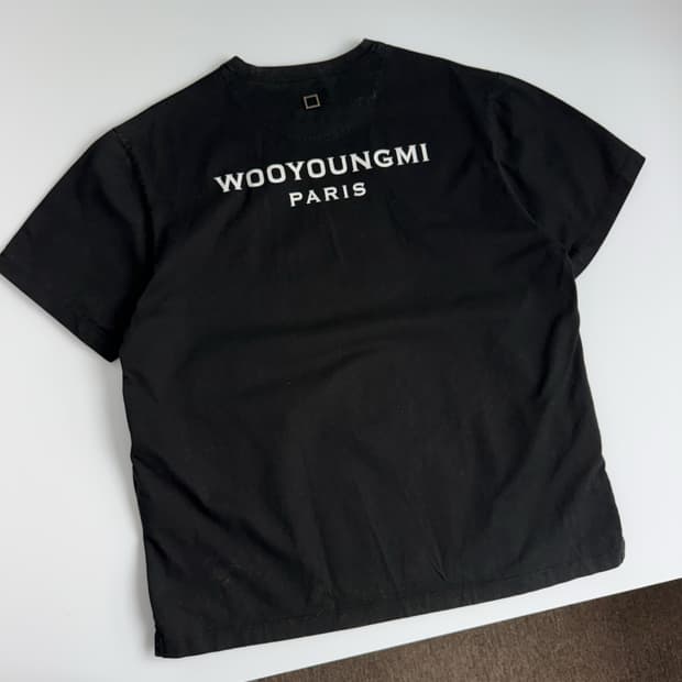 Wooyoungmi  우영미 코튼 백로고 블랙 반팔티셔츠 