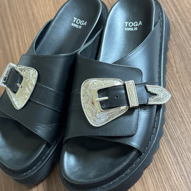 Toga Virilis 토가 비릴리스 인그레이빙 버클 슬라이드 샌들 42