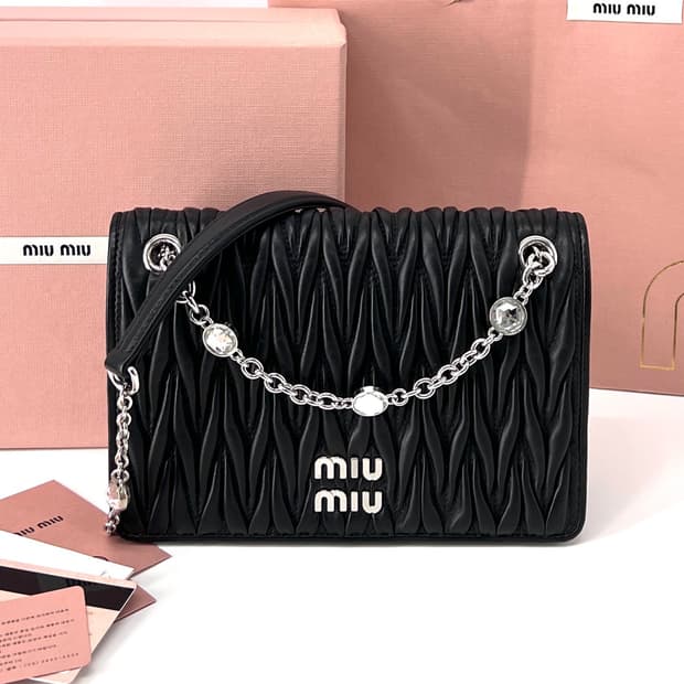 미우미우 마테라쎄 나파 레더 체인 숄더백 블랙 (5BP065)