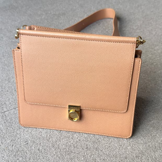 Polene 누메로 셉트 텍스쳐드 카멜 컬러 크로스백