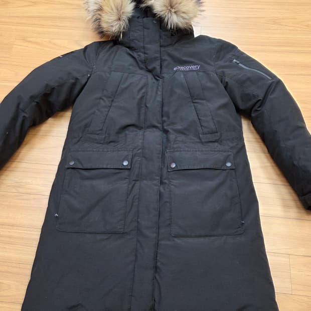 디스커버리 익스페디션 롱패딩 블랙 색상 95사이즈입니다. 풍성한 퍼가 달