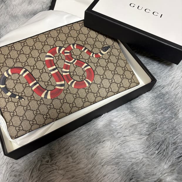 구찌 킹스네이크 GG 수프림 클러치