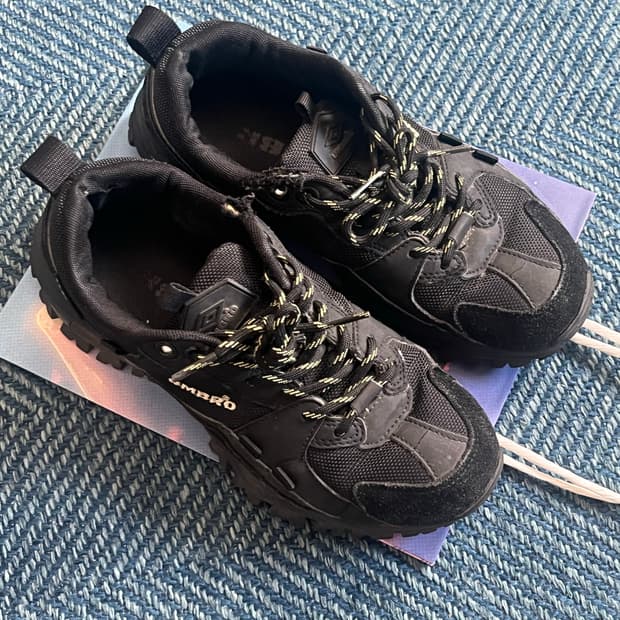 엄브로 검정 운동화 230