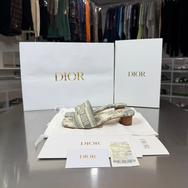 [리오브] 디올 디웨이 뮬 힐 플랜 드 파리 모티프 코튼 샌들 슬리퍼