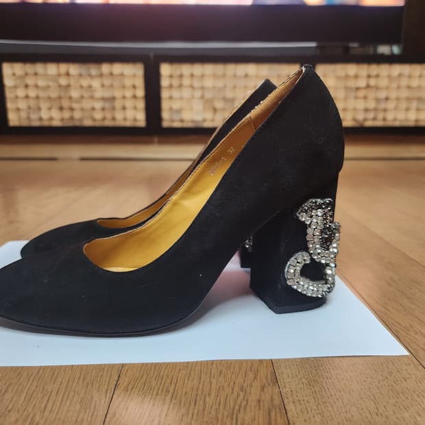 블랙 스웨이드 큐빅 힐 펌프스 37