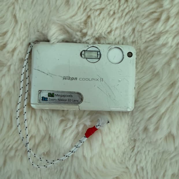 니콘 쿨픽스 S1 판매합니다(충전기, 리더기 포함)