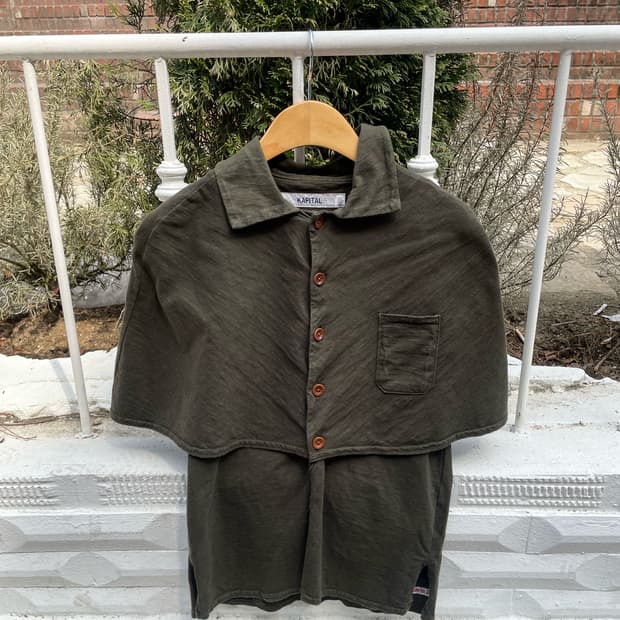 캐피탈 케이프 레이어드 탑 싱글 포켓 사이드 슬릿 디테일 카키