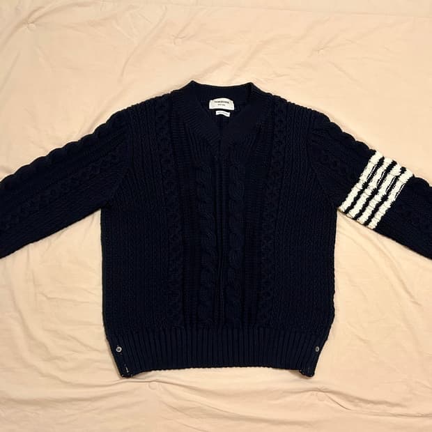 Thom Browne 4-Bar 케이블 니트 (모델: MKA325A-Y1