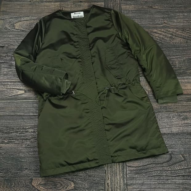 [아크네스튜디오] 카라리스 오버핏 사틴 롱 패딩 카키 P01117