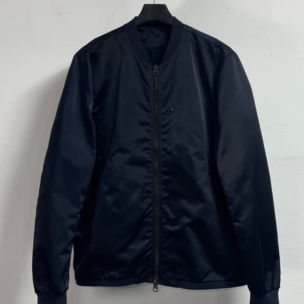 아크네 스튜디오 유광 MA-1 봄버 자켓 (on.64)