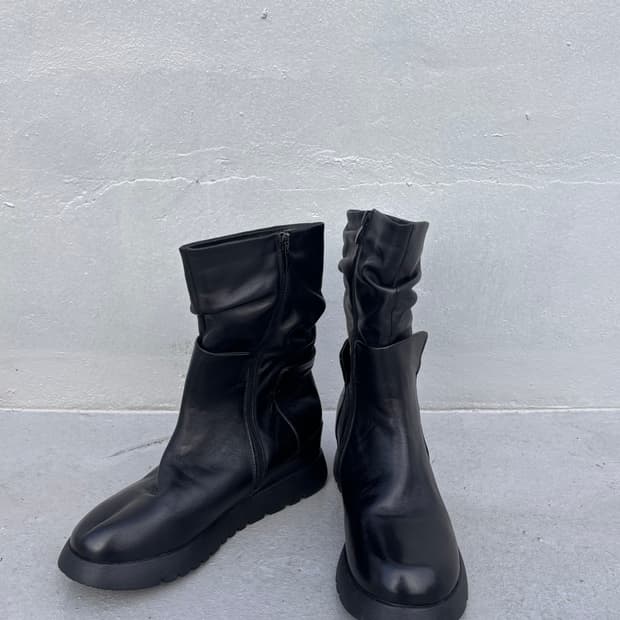 컨펨퍼러리 터크 디자인 미들 부츠