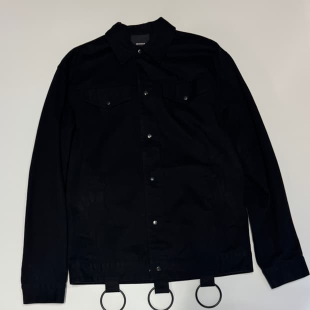 디바이디그낙 미니멀 링 디테일 코튼 버튼 자켓 블랙