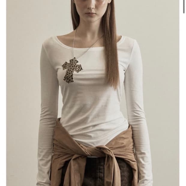 일리오 레오파트 크로스 탑 화이트 판매
