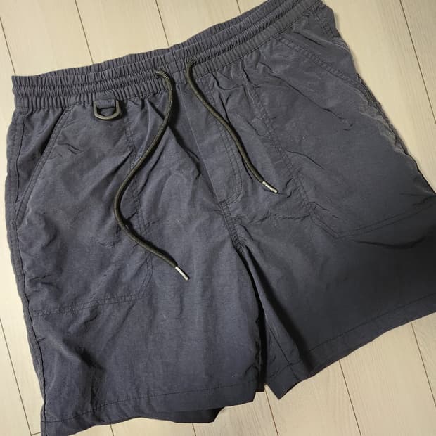 코드그라피 나이론 밴딩 네이비 반바지 사이즈L

세탁으로 인한 사용감 외