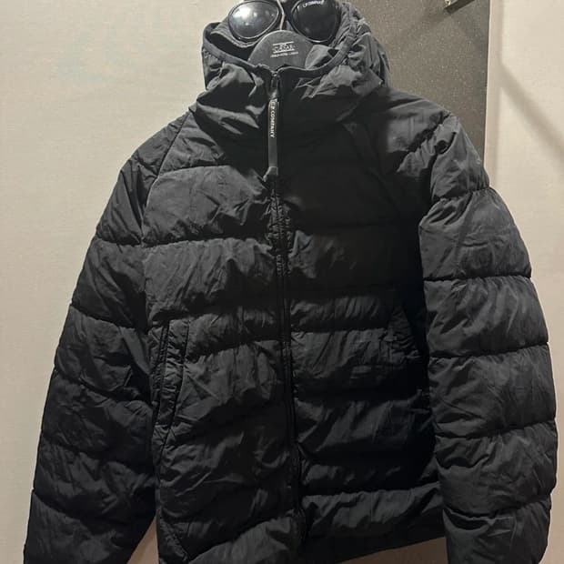 C.P. Company 고글 후드 패딩 블랙
