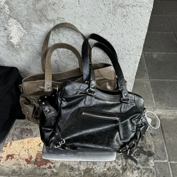 [택제거새상품]다이닛 STUD POCKET BIG BAG IN BLACK