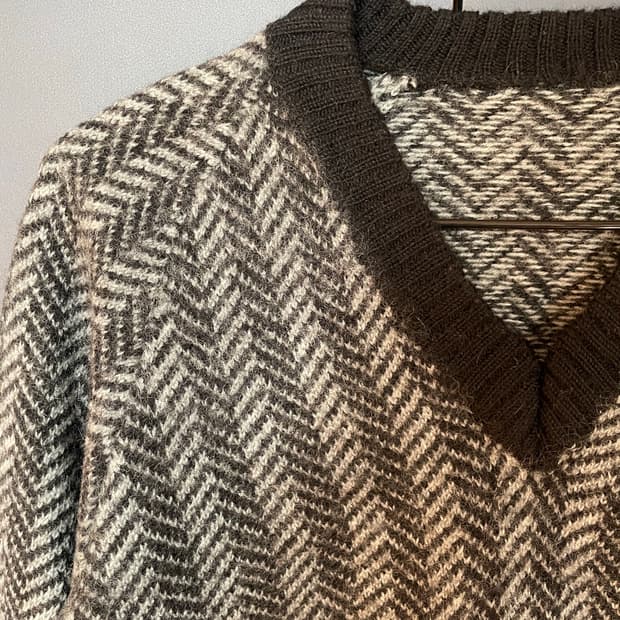 헤링본 모100 너디 브이넥 니트