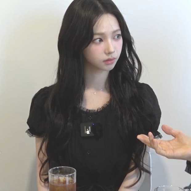 카리나착용 로라로라 프릴 셔링 블라우스