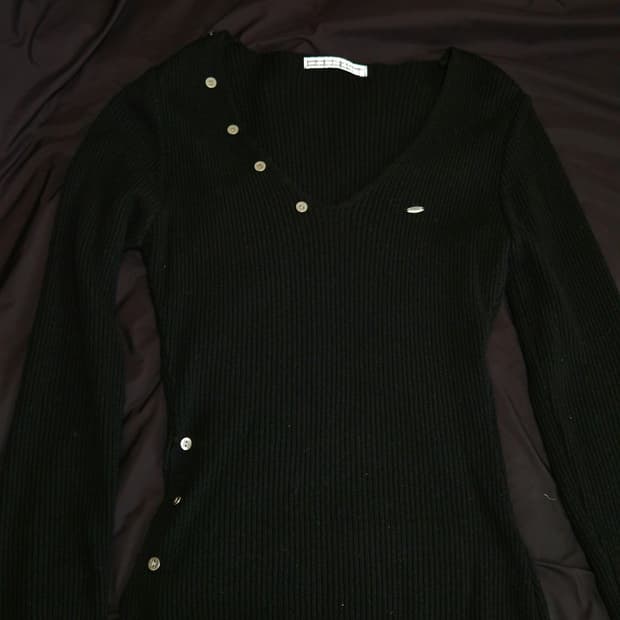 보헤미안서울 버튼 브이넥 슬릿 니트 BUTTON SLIT KNIT