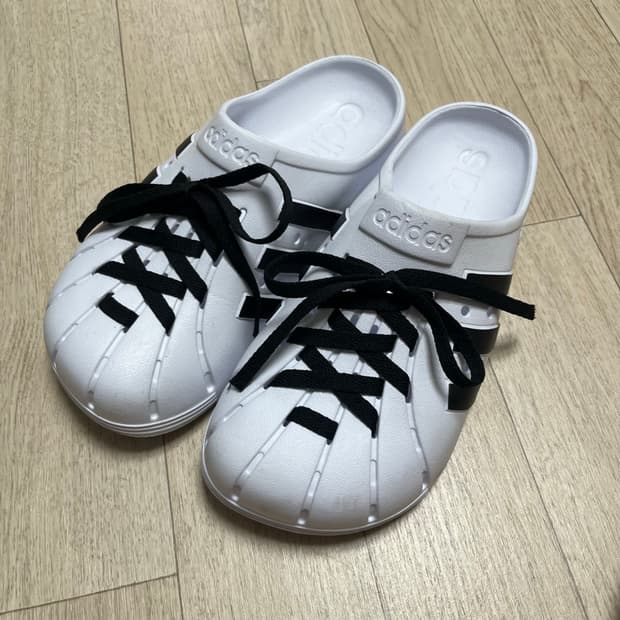 [새상품급] 아디다스 아딜렛 클로그 화이트 블랙 (265)