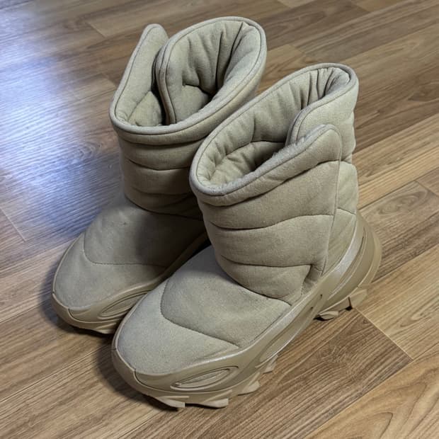 yeezy nsltd 부츠 265 / 8.5사이즈