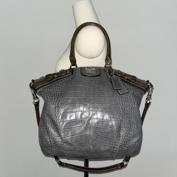  📦Coach gray leather shoulder bag