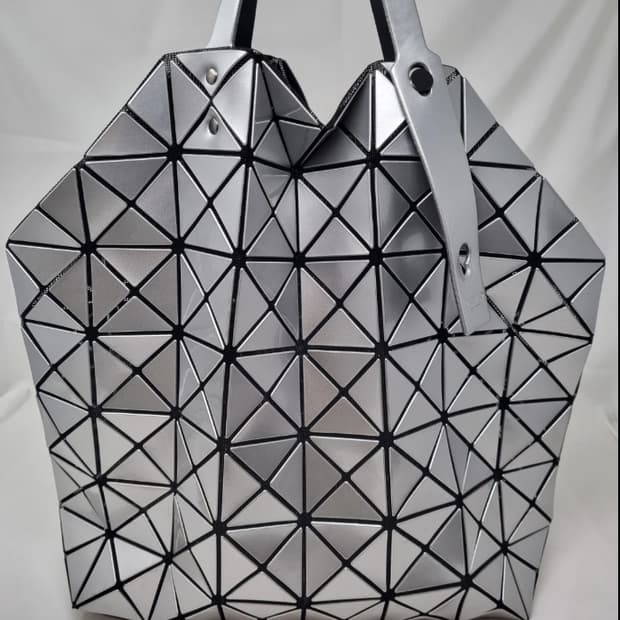 정품 바오바오 이세이미야케 루센트 실버 토트백