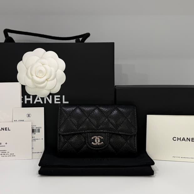 샤넬 클래식 카드 홀더 그레인드 카프스킨 & 실버 메탈 블랙