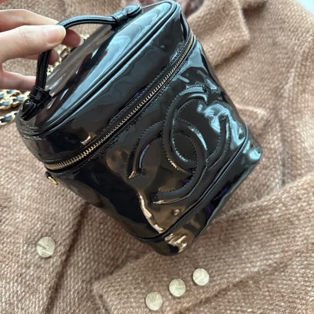 샤넬 베니티 코스메틱 페이던트 백.